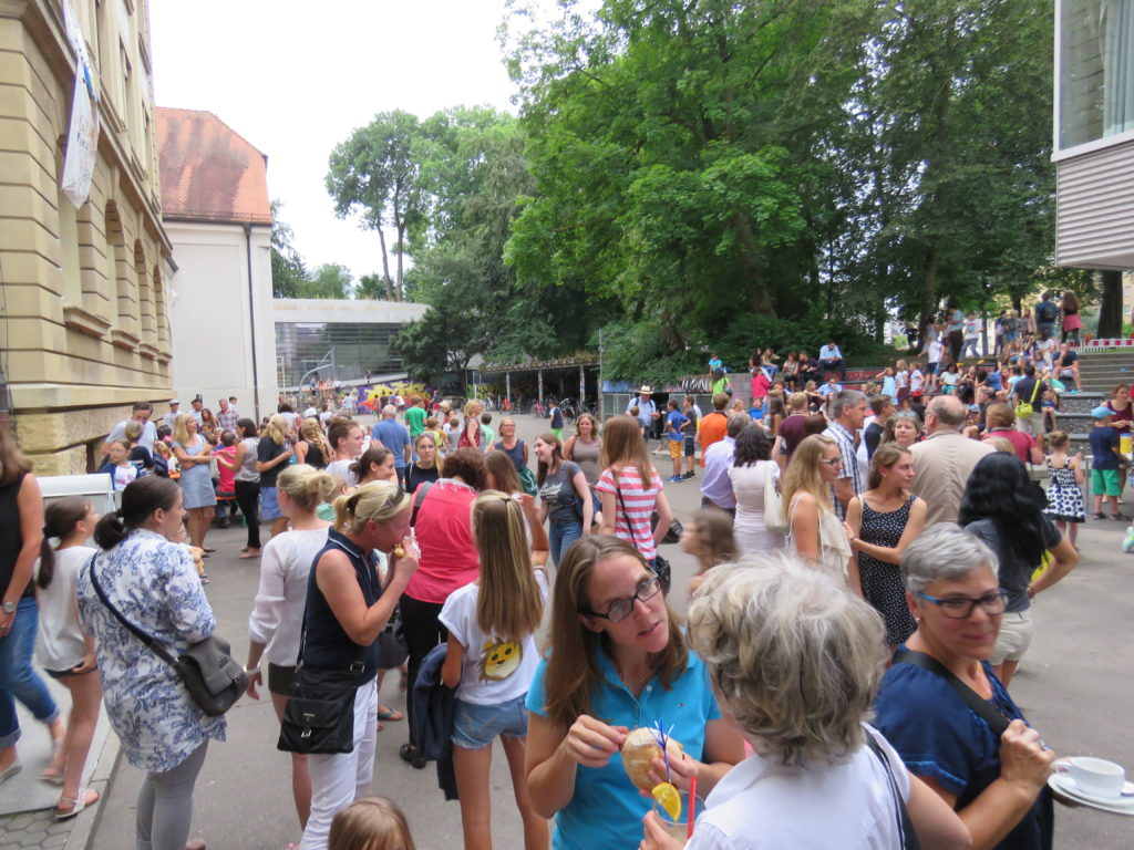 Guests-at-the-school-festival-in-Hans-and-Sophie-Scholl-Gymnasium